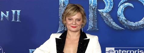 Martha Plimpton Biography - Net Worth, Husband, Age, Height, Career