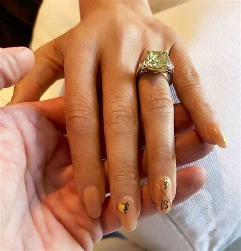 Jennifer Lopez shows off wedding ring in makeup-free photo