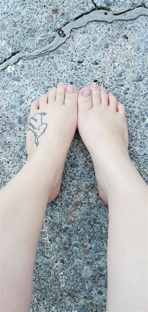 Love feeling the breeze on my toes 😊 dms welcome 💫 : r/FootFetish