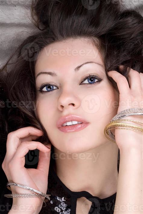 portrait de la jeune femme allongée sur une fourrure grise 18945393 ...