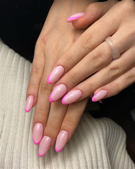 Francesinha Rosa Na Mão - Francesinha rosa: 25 ideias para unhas ultra charmosas - Dia de Beauté