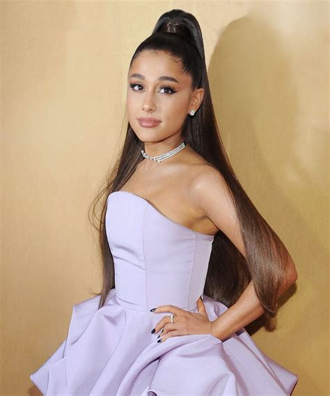 Inside Ariana Grande S Makeup Bag | Saubhaya Makeup