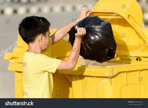 child throwing garbage dustbin meer   rechtenvrije