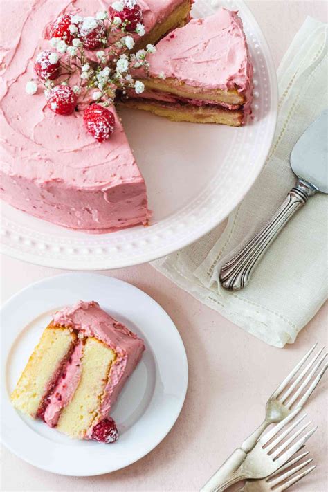 Vanilla cake with raspberry cream cheese frosting – Artofit