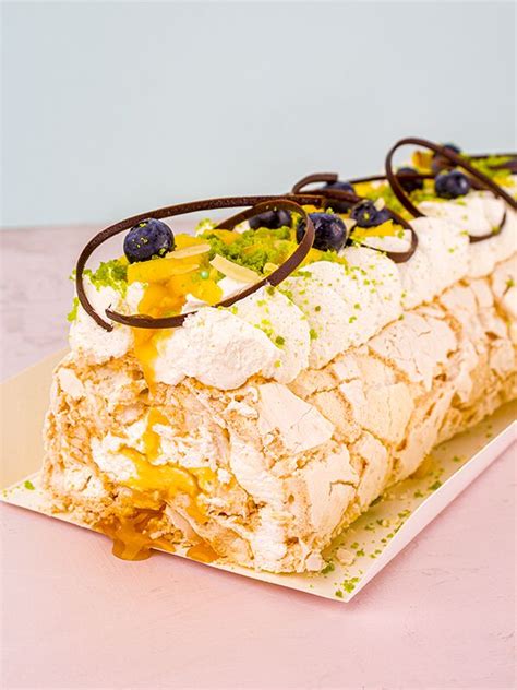 Заказать Рулет меренговый манго-маракуйя в Москве. Цена от 1700 руб. 👨‍🍳