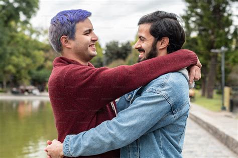 Pareja de hombres homosexuales abrazándose y mirándose. Concepto LGBT