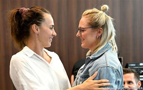 ofb teamkapitanin viktoria schnaderbeck und ihre frau sind eltern