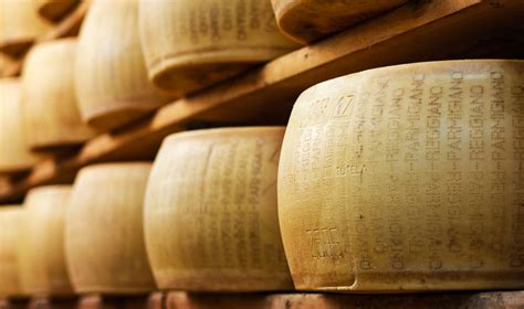 Итальянские сыроделы прочипируют головки пармезана как домашних ...