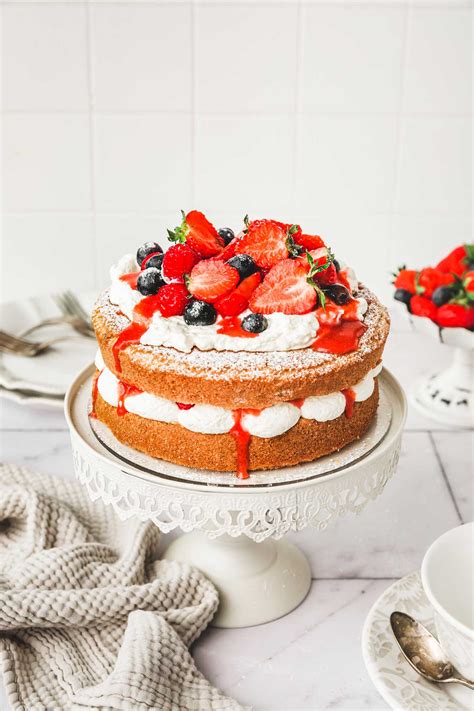 Victoria Sponge Cake - Recette Facile (+ Vidéo) - Sweetly Cakes