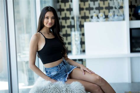 Photo young Eliza Ibarra girls - free pictures on Fonwall