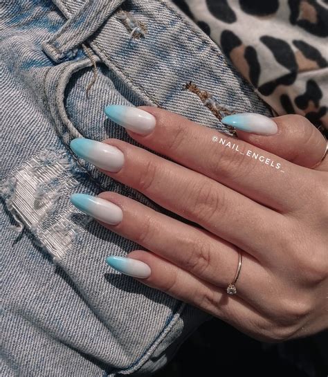 Маникюр градиент омбре Молочный и голубой миндальная форма Manicures ...