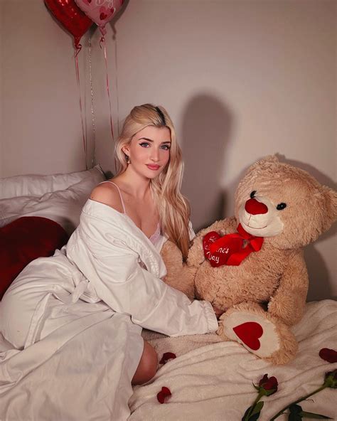 Sami Sheen Teases 1-Year OnlyFans Anniversary With New Content