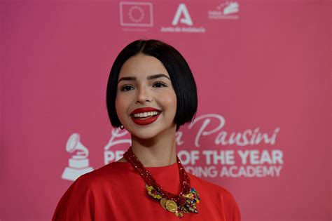 Ángela Aguilar sobre los nuevos artistas: “No deben ser cantantes si no