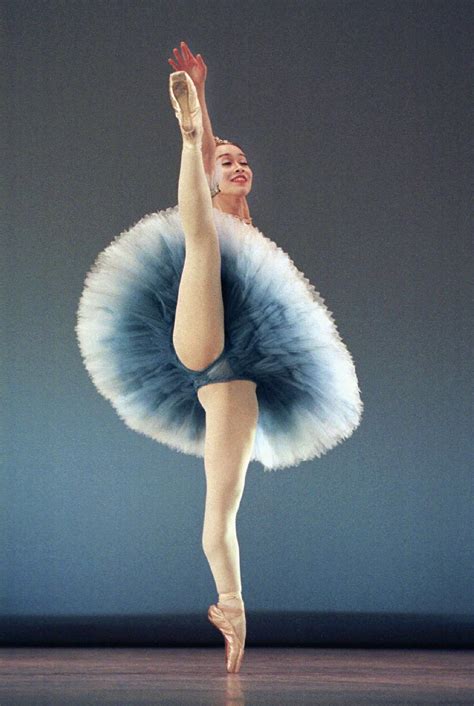 Japanese ballerina Mariko Kida | Dance photography poses, Dance picture