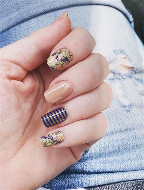 65 Pretty and Delicate Floral Nail Designs 2019 | Floral nails, Floral ...