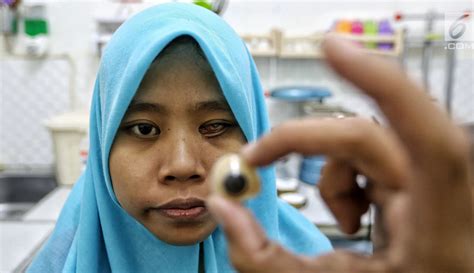 FOTO: Potret Rizwan Ilyasin si Pembuat Bola Mata Palsu - Foto Liputan6.com