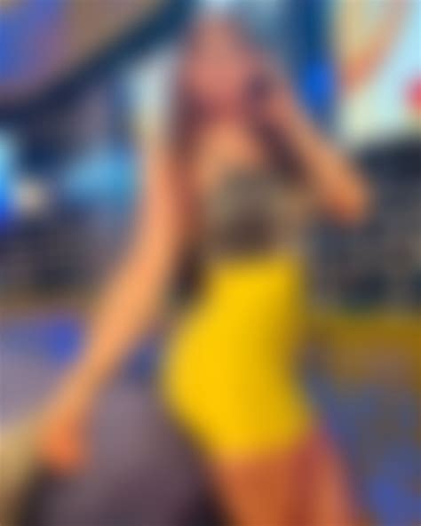 Madeleyn Ainley : r/tightdresses