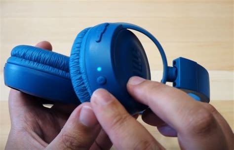 Как включить беспроводные наушники JBL