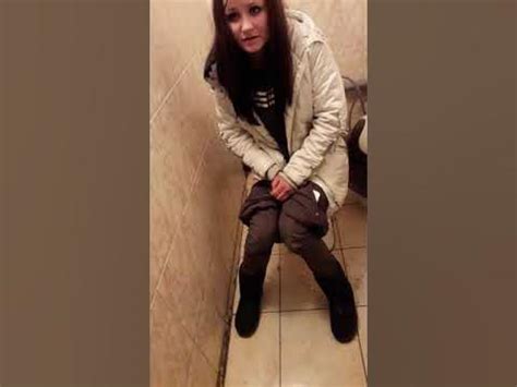 Писающая девушка - YouTube
