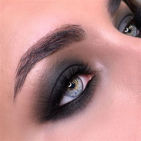 МАКИЯЖ🌿КУРСЫ МАКИЯЖА🌿МИНСК on Instagram: “Smoky eyes 🥰 Рисовали на ...
