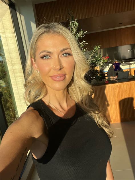 Holly Hotwife｜AI 아트 모델 & LoRA | PixAI