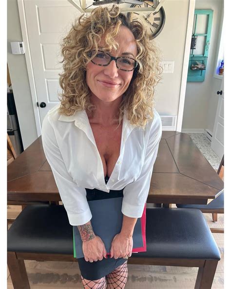 It’s Monday, time to get back to work : r/gilf
