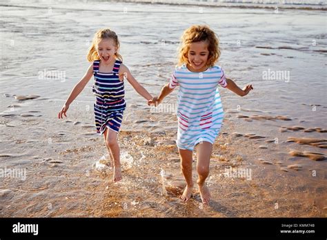 Niñas jugando en la playa fotografías e imágenes de alta resolución - Alamy