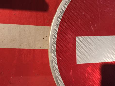 La différence entre un panneau avec un film réfléchissant classe 1