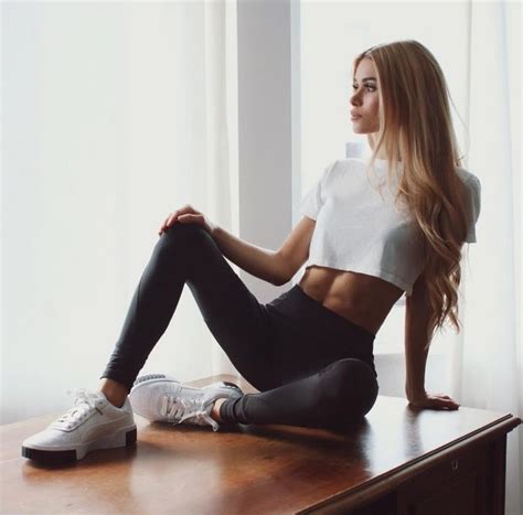 Памела знае как да те вкара във форма, изборът е твой /снимки/