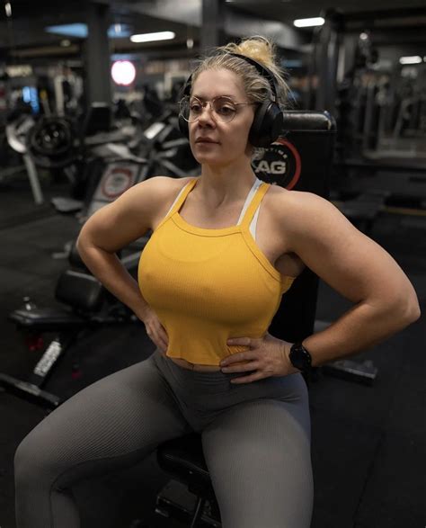 Missmiafit (5’7) Getting her workout in. : r/BeautifulWomenFitness