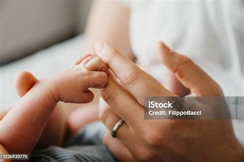 detail tangan kecil bayi   lahir memegang tangan ayahnya foto