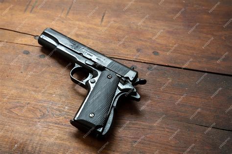 Пистолет 9 мм на деревянном столе автоматическое металлическое оружие ...