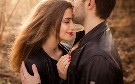 hugs  kisses wallpaper