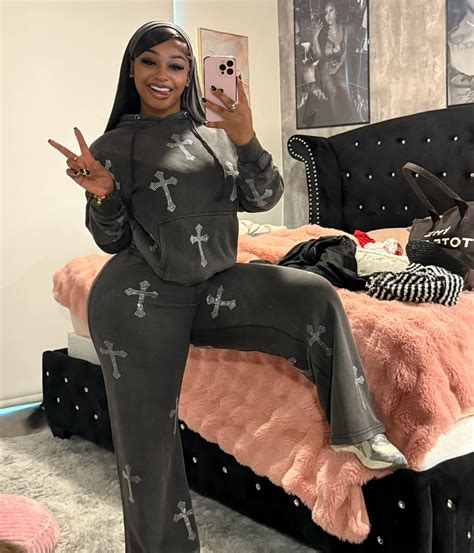 @dabombbest.mari | Dubai dumpskii 2025 starting off lovely 🥂 BLESSED