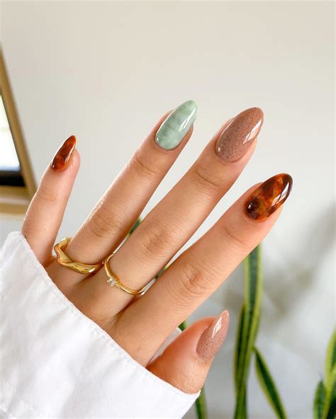 39 Hermosos Diseños De Uñas Almendradas Cortas Para Este 2024 - DECORAMANO