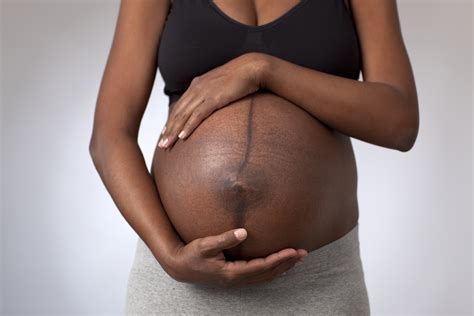 Linea nigra: find out what that pregnancy belly line means | GoodtoKnow