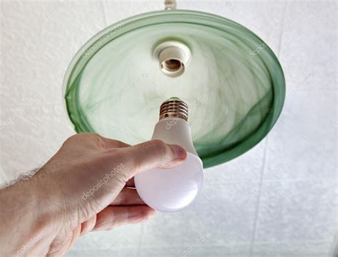 how to install light bulb