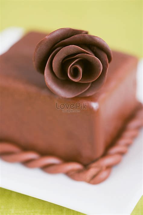 Chocolate Roses On Cake Picture And HD Photos | Free Download On Lovepik