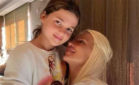 Карлеуша го запали Инстаграм со фотки на кои позира со помладата ќерка ...