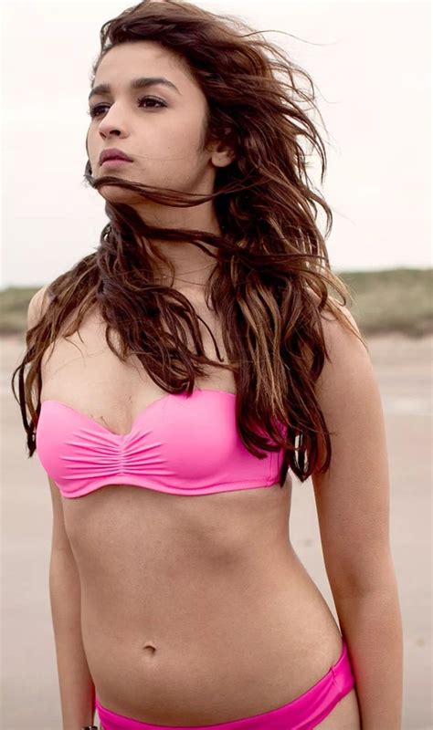 Alia Bhatt navel in bikini : r/NavelNSFW