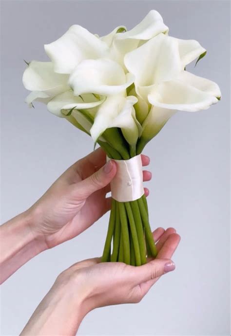 Pin by Marina on Wedding ideas | Calla lily bridal bouquet, Lily bridal ...