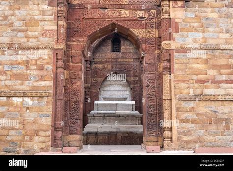 tomb of iltutmish Stock Photo - Alamy