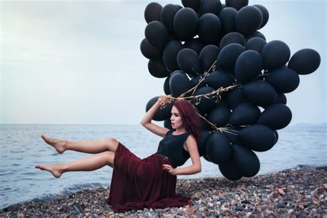 Обои posture, макияж, balls, sea, пляж, pebbles, наряд, камешки | №5825