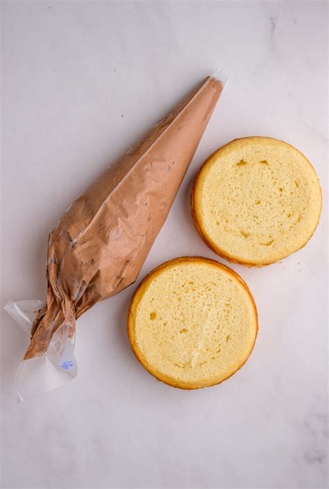 vanilla cake  chocolate frosting