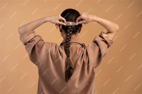 Женщина с большой заколкой для волос среднего снимка | Бесплатно Фото