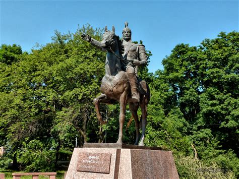 Манас Великодушный - памятник в Парке Дружбы в Москве