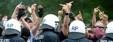 Hooligans demonstrieren: Teufel gegen Beelzebub - Fußball - FAZ