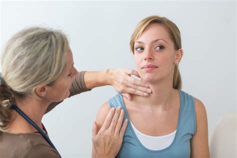 11 Thyroid Problem Signs & Symptoms in Women
