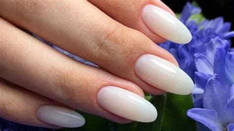 Milky nails, le unghie color latte sono il trend dell'autunno 2022