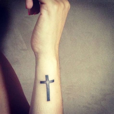 47 Stylish Cross Tattoos For Wrists